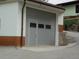 23 - Industrijska garažna vrata z zasteklitvijo in osebnim prehodom.
