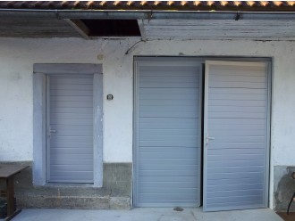 03 - Dvokrilna garažna vrata z dodatnim osebnim prehodom.