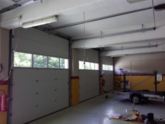 44 - Industrijska garažna vrata v notranjosti objekta.