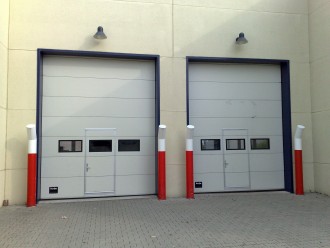 16 - Industrijska garažna vrata z zasteklitvijo in osebnim prehodom.