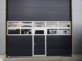 06 - Industrijska garažna vrata z ALU zasteklitvijo in osebnim prehodom.