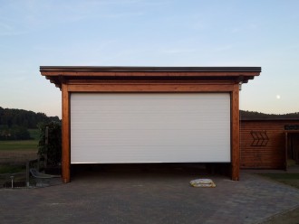 49 - Industrijska garažna vrata bele barve.