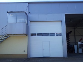 11 - Industrijska garažna vrata z ALU zasteklitvijo in osebnim prehodom.