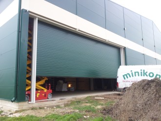 12 - Industrijska garažna vrata v RAL barvi.