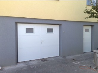 01 - Dvokrilna garažna vrata z zasteklitvijo.