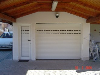 03 - Rolo garažna vrata z zasteklitvijo in osebnim prehodom v istem motivu.