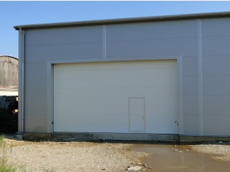 33 - Industrijska garažna vrata bele barve in z osebnim prehodom.