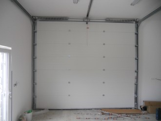 34 - Industrijska garažna vrata v notranjosti objekta.