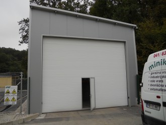 36 - Industrijska garažna vrata z osebnim prehodom.