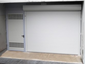 01 - Rolo garažna vrata z kaseto zunaj objekta.