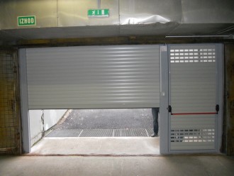 01 - Rolo industrijska garažna vrata z osebnim prehodom poleg.