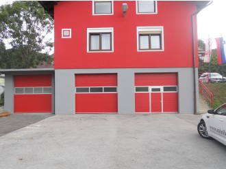 37 - Industrijska garažna vrata primerna za gasilske domove.