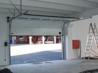 18 - Industrijska garažna vrata v notranjosti objekta.