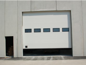 20 - industrijska garažna vrata z zasteklitvijo.