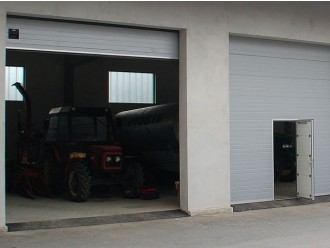21 - Industrijska garažna vrata z osebnim prehodom.