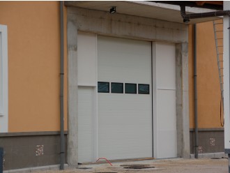 24 - Industrijska garažna vrata v prilagojeni odprtini.