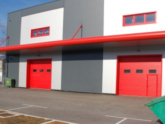 26 - Industrijska garažna vrata v RAL barvi in z osebnim prehodom in okni.