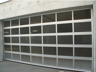 32 - Industrijska garažna vrata s popolno zasteklitvijo.