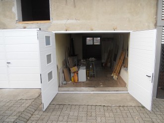 05 - Dvokrilna garažna vrata bele barve.