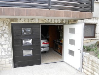 04 - Dvokrilna garažna vrata s posebno zasteklitvijo.