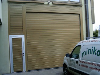 40 - Industrijska garažna vrata v RAL barvi in z osebnim prehodom poleg.
