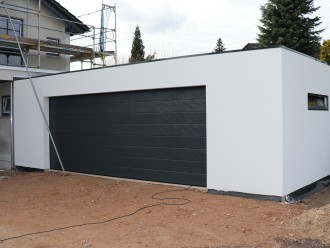 07 - Sekcijska garažna vrata v motivu široke črte in v antracit barvi.