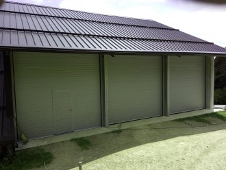 42 - Industrijska garažna vrata v RAL barvi.