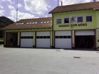 43 - Industrijska garažna vrata primerna za gasilske domove.