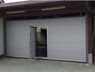 Večja sekcijska garažna vrata z osebnim prehodom