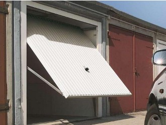 Krilna dvižna garažna vrata na vrstni garaži