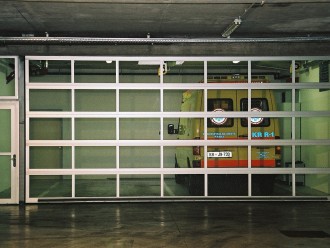 48 - Industrijska garažna vrata v popolni zasteklitvi.