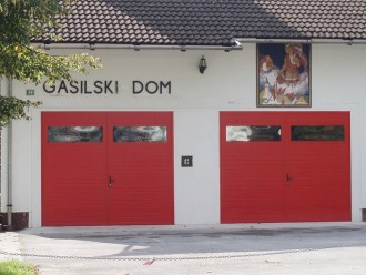 02- Dvokrilna garažna vrata v RAL barvi in z zasteklitvijo.