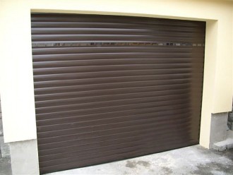10 - Rolo garažna vrata v RAL barvi.