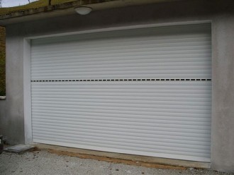 11 - Rolo garažna vrata bele barve in z zasteklitvijo.