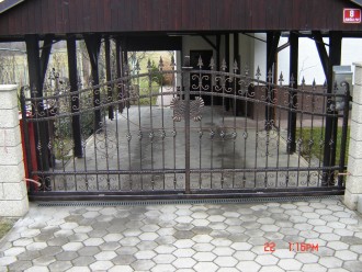 16 - Dvokrilna dvoriščna vrata - kovana.