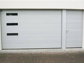 08 - Sekcijska garažna vrata z zasteklitvijo in z osebnim prehodom vrata ob vratih.